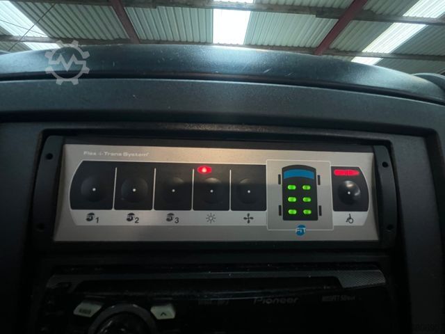 Minibus VOLKSWAGEN Crafter 2.5 TDi Maxi 9Sitze + Lift ENGINE BROKEN