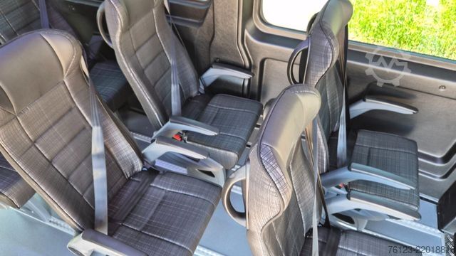 High top van PEUGEOT Boxer  Hochraum 9 Sitzer L3H2 verglast BlueHDi