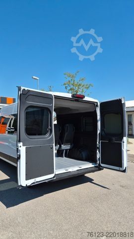 High top van PEUGEOT Boxer  Hochraum 9 Sitzer L3H2 verglast BlueHDi