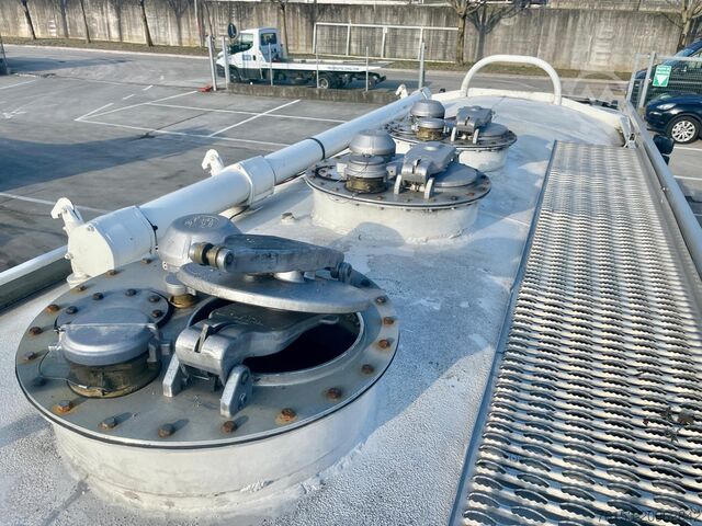 Tanker truck VOLVO FL6-250