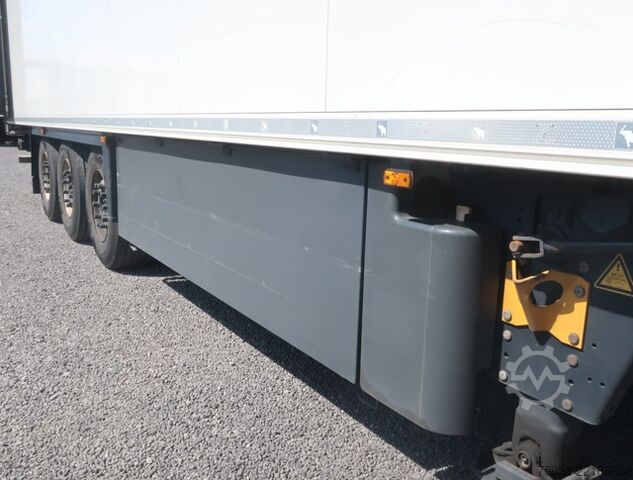 Reefer semitrailer Schmitz Cargobull SKO 24 Rohrbahn Liftachse Carrier Vector HE19