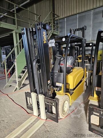 Electric 4-wheel forklift Yale ERP35VL