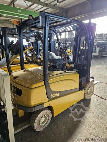 Electric 4-wheel forklift Yale ERP35VL