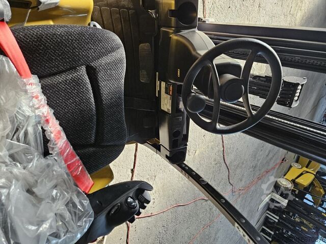 Electric 4-wheel forklift Yale ERP35VL