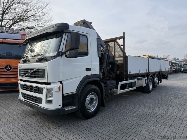 LKW mit Pritsche (offen) Volvo FM300 6X2*4 Maschinentransporter Kran Hiab 322