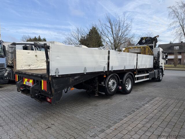 LKW mit Pritsche (offen) Volvo FM300 6X2*4 Maschinentransporter Kran Hiab 322