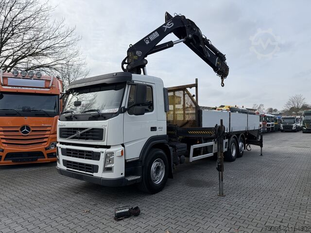 LKW mit Pritsche (offen) Volvo FM300 6X2*4 Maschinentransporter Kran Hiab 322