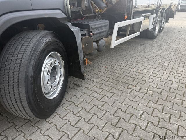 LKW mit Pritsche (offen) Volvo FM300 6X2*4 Maschinentransporter Kran Hiab 322