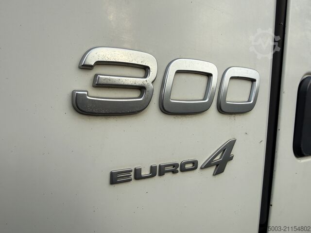 LKW mit Pritsche (offen) Volvo FM300 6X2*4 Maschinentransporter Kran Hiab 322