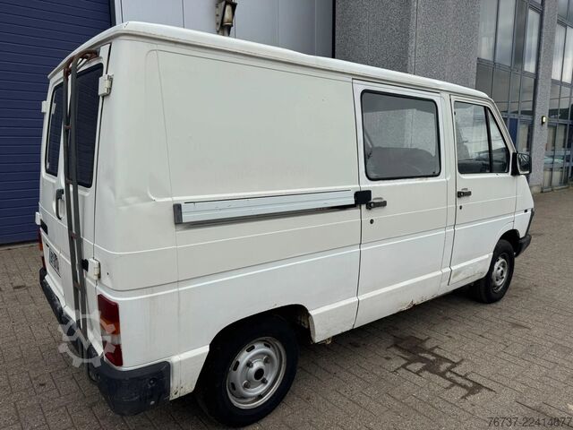 Panel van Renault Trafic **PETROL-ESSENCE-BENZINE**