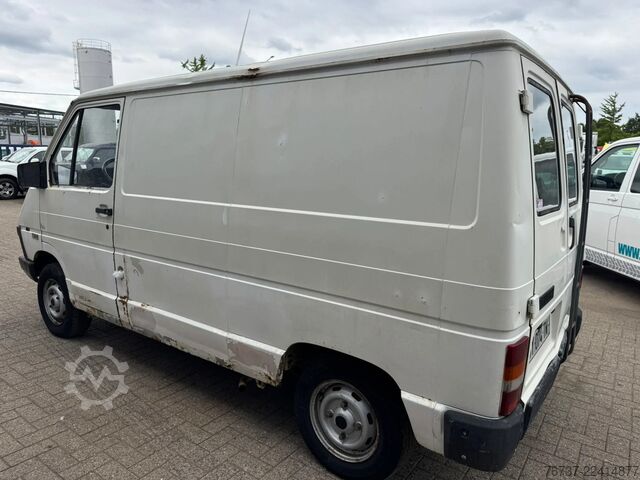 Panel van Renault Trafic **PETROL-ESSENCE-BENZINE**
