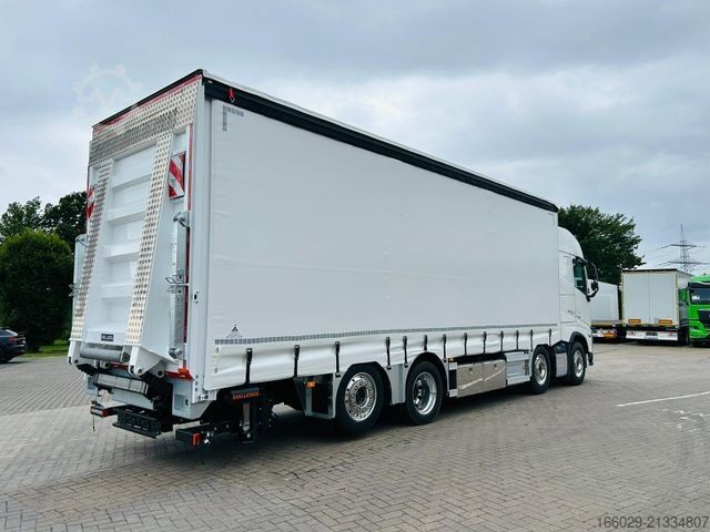 Car carrier truck VOLVO 8x2 mit Schwerlast-Ladebordwand Rampe Stapler