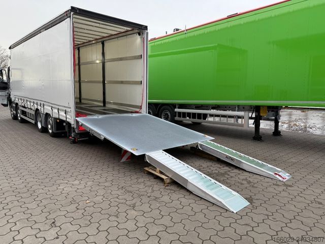 Car carrier truck VOLVO 8x2 mit Schwerlast-Ladebordwand Rampe Stapler