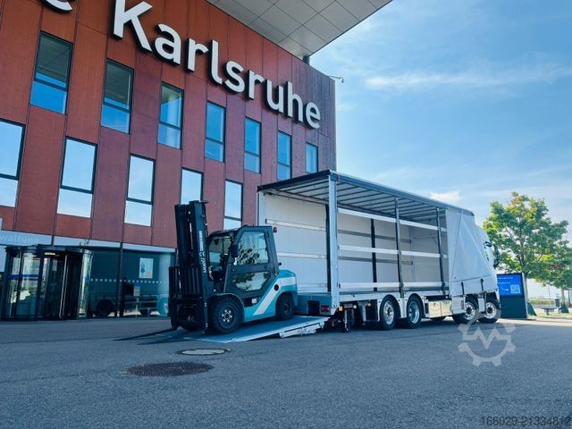 Flatbed truck with tarp VOLVO 8x2 mit Schwerlast-Ladebordwand Rampe Stapler