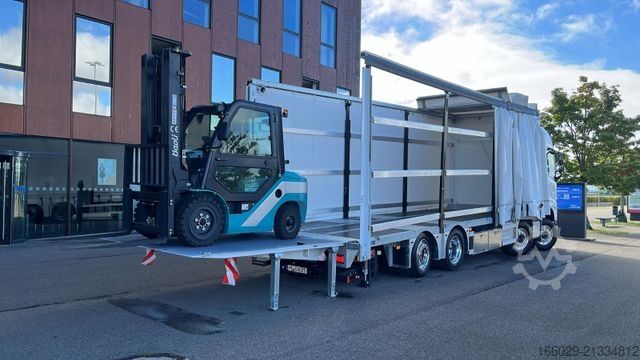 Flatbed truck with tarp VOLVO 8x2 mit Schwerlast-Ladebordwand Rampe Stapler