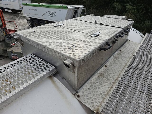 Tank HENDRICKS CHEMIETANK 30.000 LTR ISOLATED