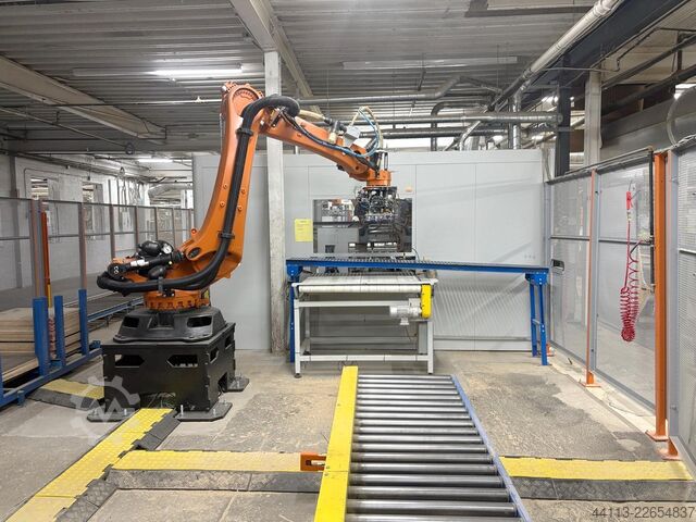 AUTOMATISCHE BOHR UND DUeBELEINTREIBMASCH COMEC + KUKA Frontal 1000 3S CN CA + KR 120 R3200 PA