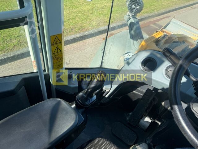 Wheel loader Liebherr L 586 Xpower