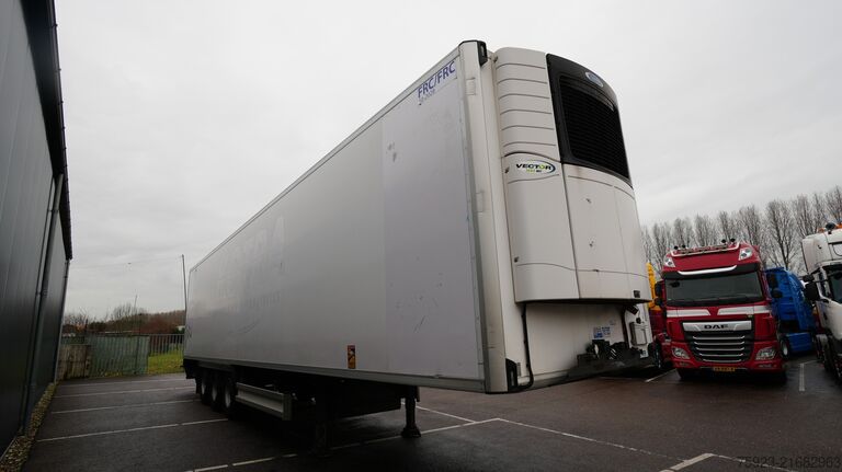 Refrigerated/frozen transport LAMBERET 3 Axle frigo trailer with CARRIER VECTOR 1950 M...