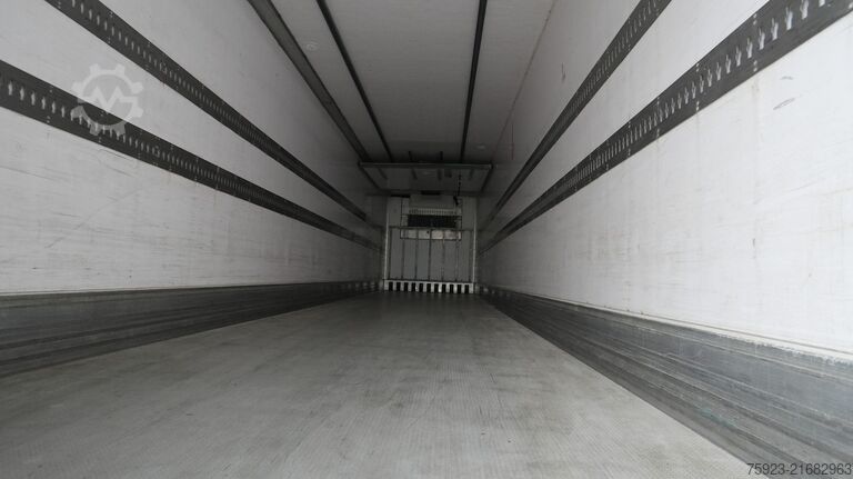 Refrigerated/frozen transport LAMBERET 3 Axle frigo trailer with CARRIER VECTOR 1950 M...