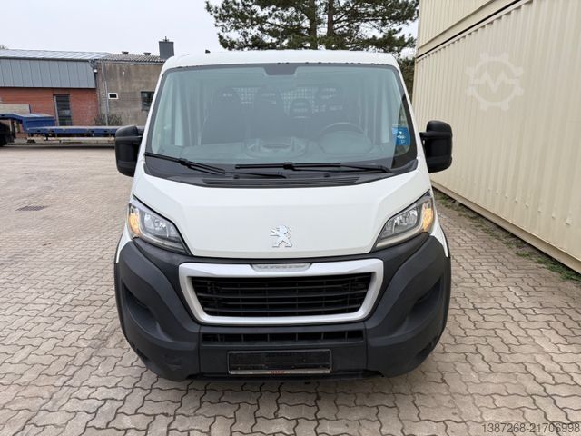 Pick-up van PEUGEOT Boxer Doka Pritsche / 1. Hand / Klima