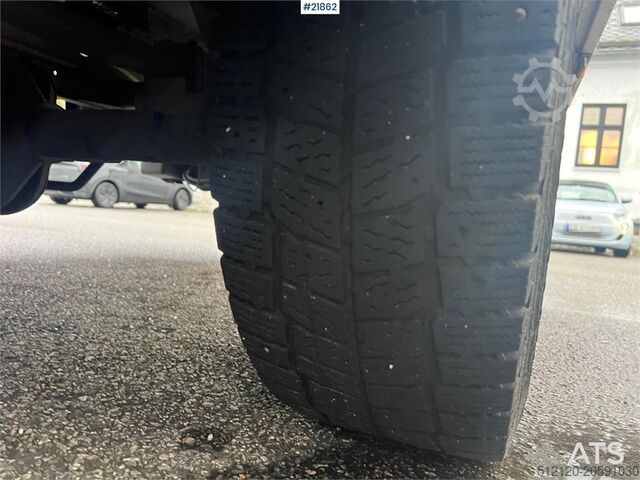 Panel van Iveco Daily box van w/ lift