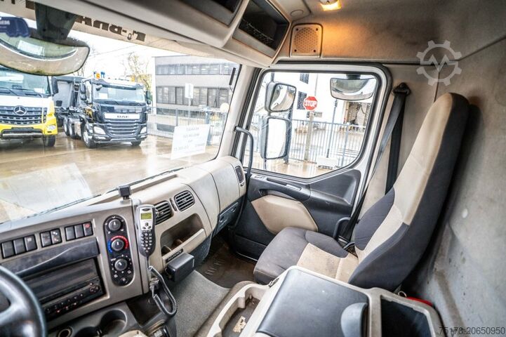 Box body RENAULT MIDLUM 220 (16T)+ DHOLLANDIA 2T.