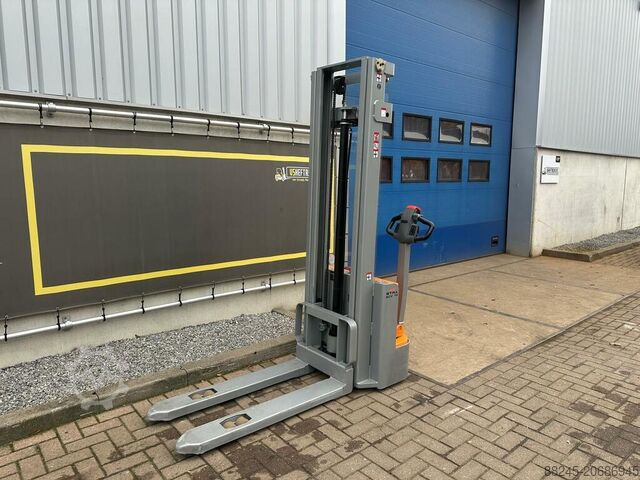 VS-22540 Electric stacker ECV10 In like-new condition STILL ECV10
