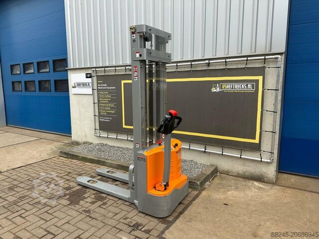 VS-22540 Electric stacker ECV10 In like-new condition STILL ECV10