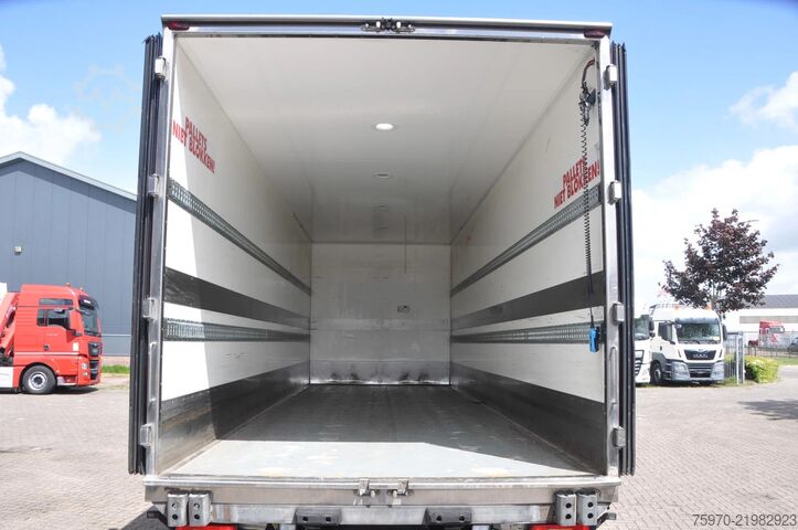 Suitcase Volvo FE 250 4X2 ISOTHERM SLAAP-CABINE