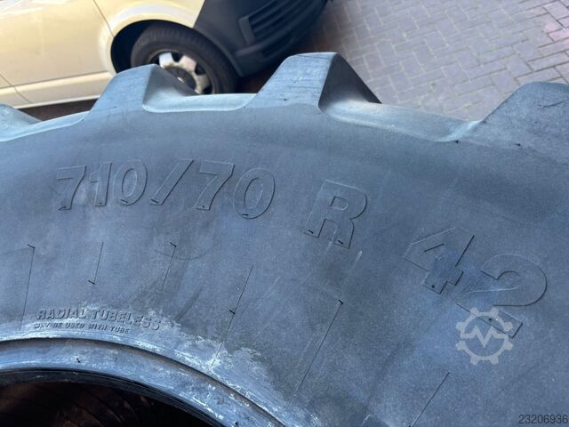 Vredestein 710/70 R42 + 600/70 R30 Vredestein 710/70 R42 + 600/70 R30