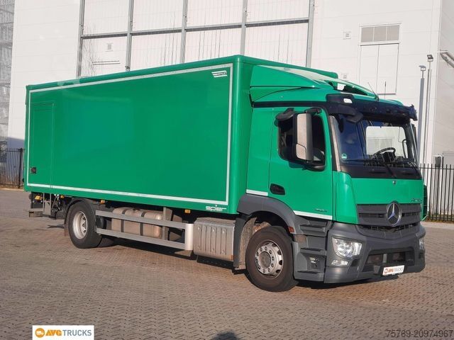 Box truck MERCEDES-BENZ 1824 L ACTROS Koffer 7,35 m mit Tür + LBW 2t