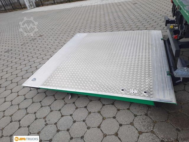 Box truck MERCEDES-BENZ 1824 L ACTROS Koffer 7,35 m mit Tür + LBW 2t