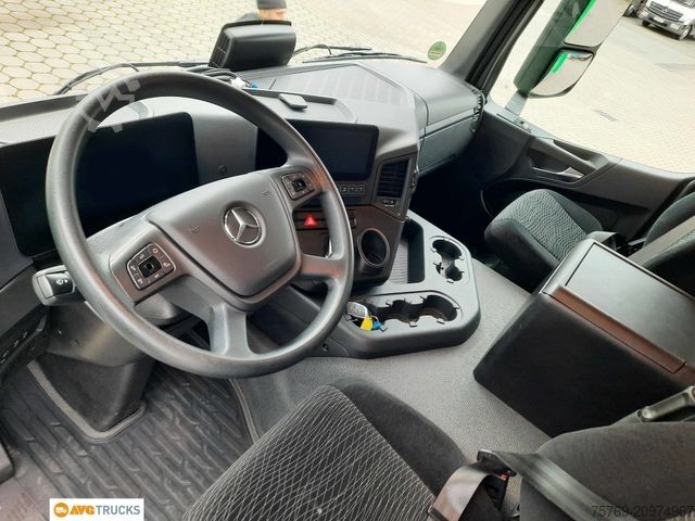 Box truck MERCEDES-BENZ 1824 L ACTROS Koffer 7,35 m mit Tür + LBW 2t