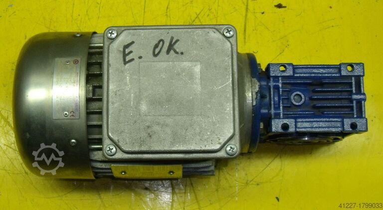 Geared motor 0.75 kW 284 rpm Lenze MDERA080-32