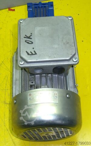 Geared motor 0.75 kW 284 rpm Lenze MDERA080-32
