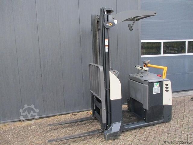 Low lifting order picker Crown TC3000-12-TL