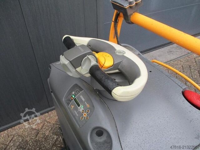 Low lifting order picker Crown TC3000-12-TL