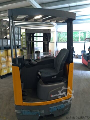 Reach truck  