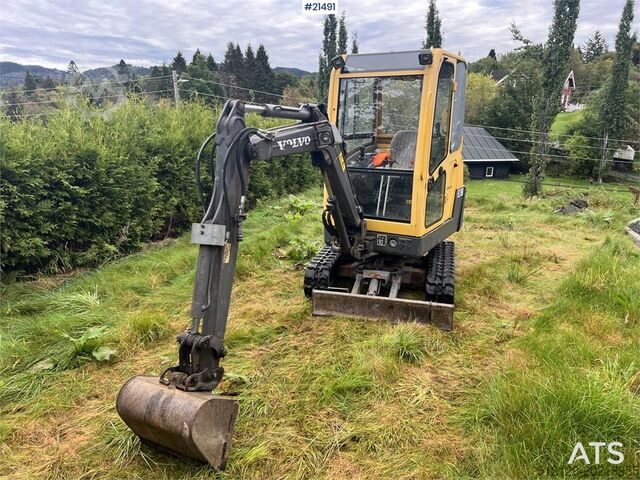 Mini excavator Volvo EC15B xtv excavator w/ trench bucket and hydraulic