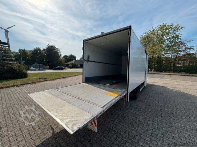Box van IVECO Daily 70C18 Hi-Matic Koffer mit Ladebordwand
