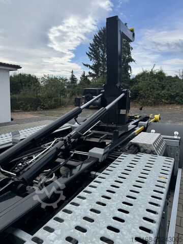 Roll-off tipper Fuso Canter 9C18 Abrollkipper 67990 Euro
