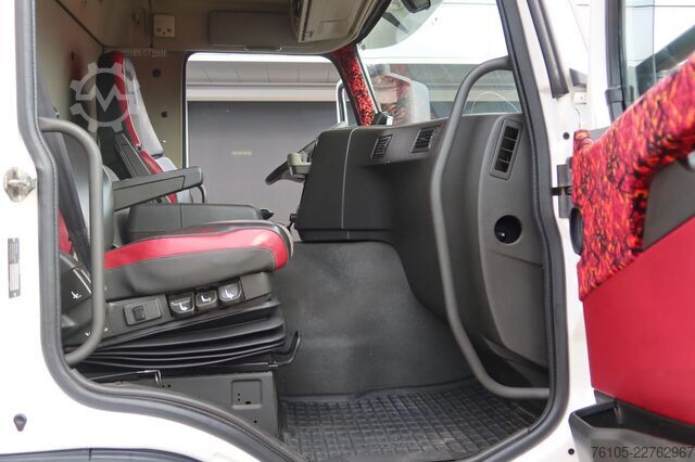 Box body Volvo FM 330 Bakwagen + DHollandia 1500 kg