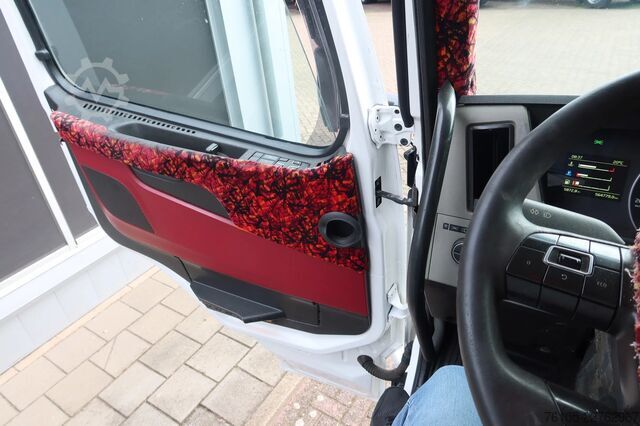 Box body Volvo FM 330 Bakwagen + DHollandia 1500 kg