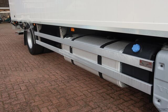 Box body Volvo FM 330 Bakwagen + DHollandia 1500 kg