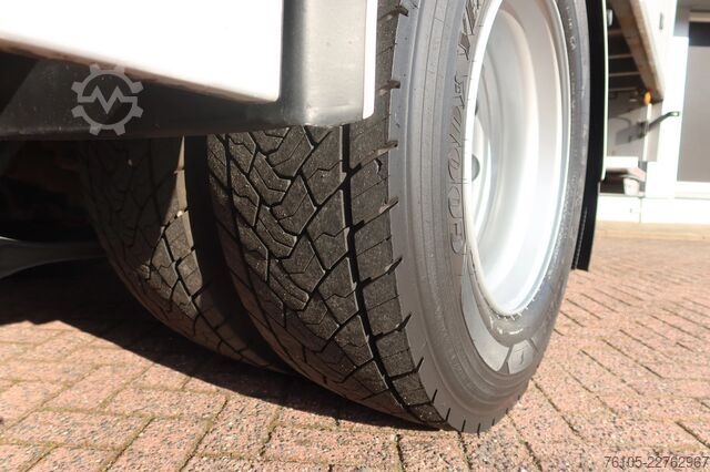 Box body Volvo FM 330 Bakwagen + DHollandia 1500 kg