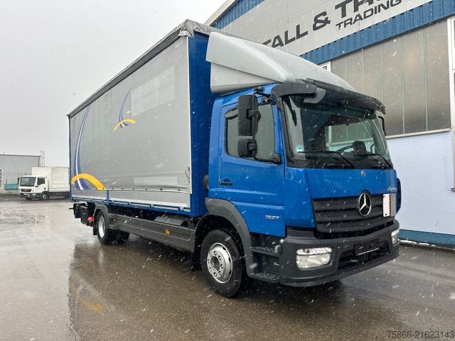 LKW mit Pritsche & Plane MERCEDES-BENZ 1527 L Atego 3 Schiebeplane Palfinger LBW 1,5to