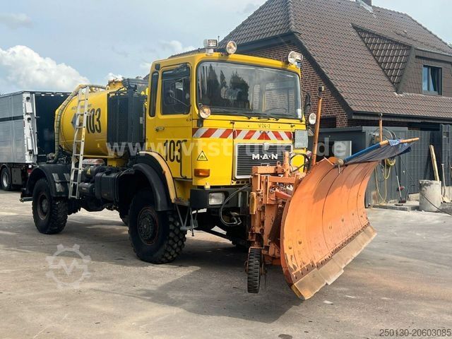 LKW mit Tankaufbau MAN F8 Winterdienst Räumschild
