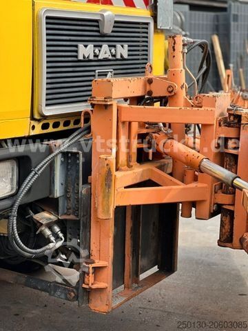 LKW mit Tankaufbau MAN F8 Winterdienst Räumschild