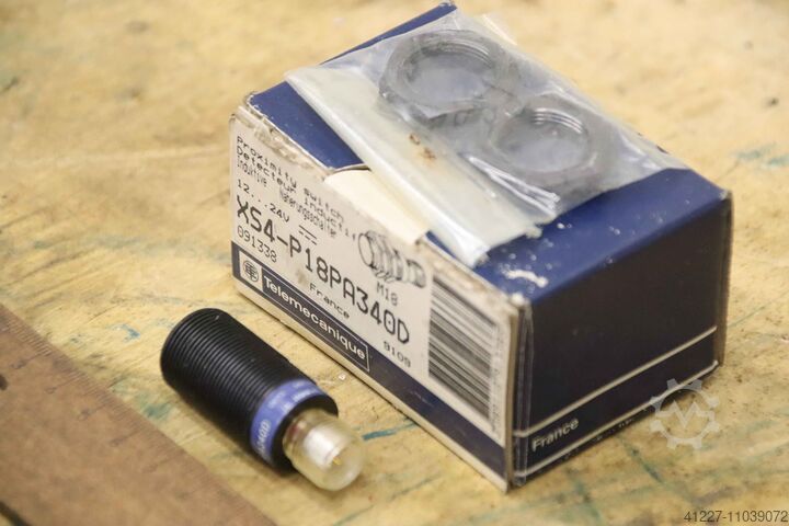 Proximity switch Telemecanique XS4-P18PA340D